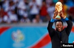 Nyota wa soka wa Brazil Pele akishikilia Tuzo ya Kombe la Dunia wakati wa ufunguzi wa Michuano ya Kombe la Dunia 2006 huko Munich, Ujerumani, Juni 9, 2006.EUTERS/Dylan Martinez/File Photo FIFA