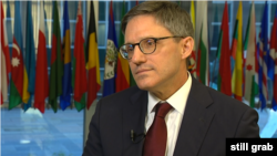 Имаме нов виш координатор за анти-корупциски активности со седиште во Стејт департментот, и ќе работи на глобална основа за да им помогне на земјите кои се борат против корупцијата, изјави Шоле.