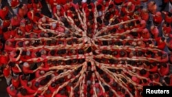 En la imagen, la "colla" de Xiquets de Valls, una de las más emblemáticas, empieza la construcción de un castillo el 2 de octubre de 2022 en Tarragona, España.