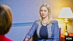 Кореспондентка Голосу Америки в Пентагоні Карла Бебб під час інтерв'ю з заступницею помічника міністра оборони США Лорою Купер, 15 грудня 2022 року