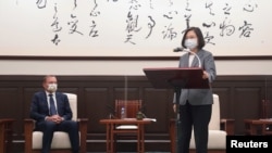 资料照：台湾总统蔡英文在台北会晤到访的澳大利亚前总理托尼·阿博特（Tony Abbott）。（2021年10月7日）