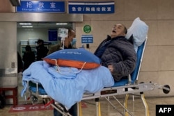 重慶醫科大學附屬醫院急診室內的新冠病人。（2022年12月22日）