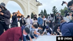 多個公民團體12月4日齊聚台北自由廣場前，聲援中國的“白紙革命” (美國之音特約記者金谷攝)