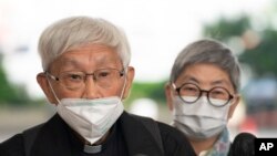 资料照 - 香港荣休主教陈日君（Cardinal Zen，前立者）2022年11月25日前往西九龙裁判法院领回自己旅行文件，从而可以短暂离港，前往梵蒂冈，参加荣休罗马天主教教宗本都十六世的葬礼。陈日君在西九龙裁判法院外回答记者提问。