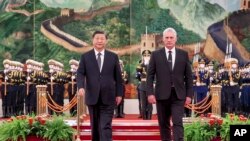 ARCHIVO: Los presidentes de China, Xi Jinping, y Cuba, Miguel Díaz Canel, durante una visita del líder cubano a Beijing el 25 de noviembre de 2022.