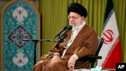 Arhiva - Iranski vrhovni vođa ajatolah Ai Hamnei u Teheranu, 26. novembra 2022.