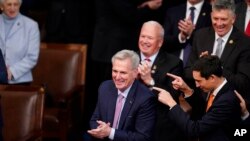 El representante de EEUU Kevin McCarthy, republicano por California, sonríe después de ganar la decimoquinta votación en la Cámara de Representantes en el quinto día tratando de elegir un presidente y convocar el 118.º Congreso en Washington, el 7 de enero de 2023.