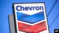 Un letrero de Chevron se muestra fuera de una de las estaciones de servicio de la compañía en Bradenton, Florida, el 22 de febrero de 2022.
