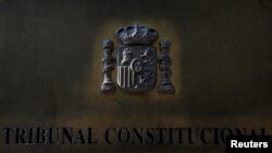 ARCHIVO - Se ve una placa en la entrada del edificio del Tribunal Constitucional de España en Madrid, el 6 de septiembre de 2017.