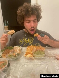 Benny Blanco menikmati nasi goreng Tek Tek, sate lilit, kerupuk udang, emping, sambal hijau buatan Seleraku Los Angeles (dok: Benny Blanco)