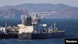 Sebuah kapal tanker pembawa minyak mentah berlabuh di terminal Kozmino di Teluk Nakhodka dekat kota pelabuhan Nakhodka, Rusia, pada 4 Desember 2022. (Foto: Reuters/Tatiana Meel)