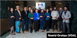 Shaista Sadat Lami, al extremo izquierdo, junto a lLa división afgana de la VOA en la oficina de la organización en Washington. [Foto: Nawid Orokza, VOA]
