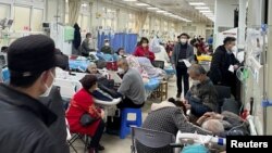 上海一家醫院急診室裡的新冠病人 （2023年1月4日）