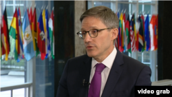 Советникот на Стејт департментот денес требаше да го посети Скопје, но го одложи патувањето поради позитивен тест на ковид-19