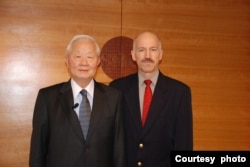 美國電子工業雜誌《電子工程專輯》記者白逸仁(Alan Patterson)與台積電創辦人張忠謀合影照。(照片提供: 白逸仁)