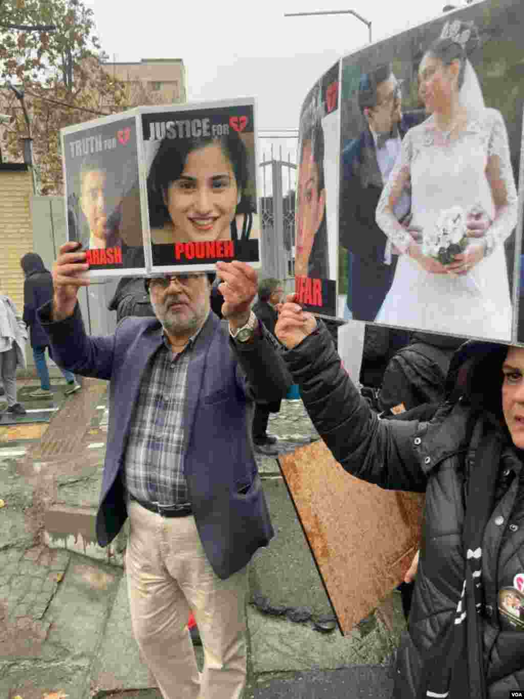 تجمع خانواده‌ها در حاشیه ششمین جلسه دادگاه رسیدگی به سقوط هواپیمای اوکراینی در تهران Family protest in Tehran trial for flight 752