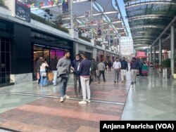 India mncabut mandat penggunaan masker awal tahun ini, namun para ahli menyarankan untuk berhati-hati.