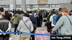 深圳湾口岸有大批旅客出境前往中国大陆，不过，南来北往的旅客都未用尽每日约6万个的出入境限额 (美国之音/汤惠芸)