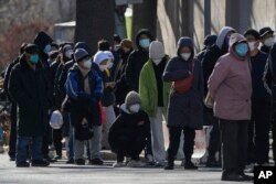 北京一所医院的发热门诊前大排长龙。（2022年12月11日）