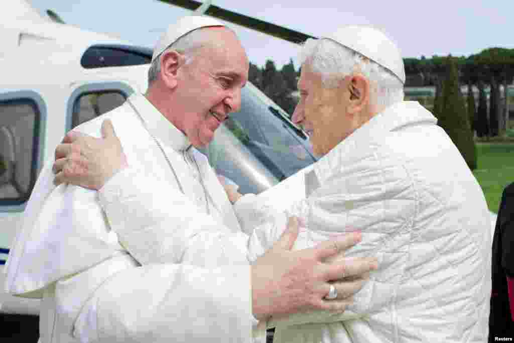 El papa Francisco abraza al papa emérito Benedicto XVI a su llegada a la residencia de verano de Castel Gandolfo el 23 de marzo de 2013.&nbsp;