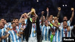 Leo Messi levanta el trofeo de la Copa del Mundo tras la victoria de Argentina contra Francia en la final.