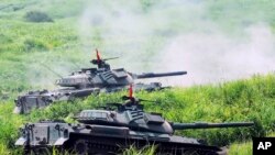 日本陸上自衛隊的坦克在富士山下進行軍事演習。