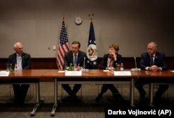 ARHIVA - Konferencija za medije prilikom posjete Beogradu senatora Marfija, Šahin i Tilisa, uz prisustvo američkog ambasadora Kristofera Hila, 19. aprila 2022.