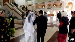 Tojikiston yoshlari to'yda