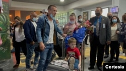 Familias de Ucranianos son recibidos en el Aeropuerto Internacional La Aurora, en Ciudad de Guatemala, en la noche del 11 de marzo de 2022. [Foto: Cortesía del Instituto Guatemalteco de Migración]