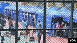 香港特首林鄭月娥表示，香港的情況不能與深圳直接比較，目前沒有能力仿傚”封城”全民強檢的做法。 (美國之音湯惠芸)