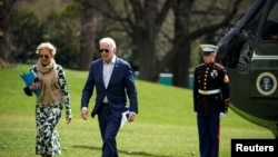 Joe Biden sa suprugom Jill na travnjaku Bijele kuće.