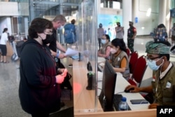 Pemeriksaan dokumen di terminal kedatangan internasional, Bandara Internasional Ngurah Rai, Tuban dekat Denpasar, Bali, 16 Februari 2022. (SONNY TUMBELAKA/AFP)