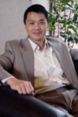 美国罗耀拉大学商学院副院长丁弘彬(照片来源：罗耀拉大学网站)