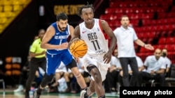 Jean Jacques wa Rwanda Energy Group akiambaa na mpira wakati wa mchezo dhidi ya US Monastir ya Tunisia.(Picha na Pape Emir/NBAE kupitia Getty Images).
