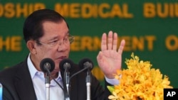 រូបឯកសារ៖ លោក​នាយករដ្ឋមន្ត្រី ហ៊ុន សែន ថ្ឡែង​សុន្ទរកថា នៅ​ក្នុង​ពិធី​សម្ពោធ​មន្ទីរពេទ្យ​មិត្តភាព​កម្ពុជា​-ចិនព្រះកុសុមៈ ក្នុង​រាជធានី​ភ្នំពេញ ថ្ងៃទី២១ ខែមីនា ឆ្នាំ២០២២។ (AP Photo/Heng Sinith)