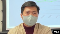 前油尖旺區議會副主席余德寶批評，特首林鄭月娥剛愎自用，目前不單面對疫情，也要面對立法會議員、甚至中國內地網民對她的不滿，形容她目前面對”三個炮彈”。(美國之音 湯惠芸)