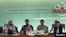 Waziri wa mambo ya nje wa China Wang Yi, Kushoto, Waziri wa mambo ya nje wa Saudi Arabia Prince Faisal bin Farhan Al-Saud na Waziri Mkuu wa Pakistan Imran Khan wakihudhuria mkutano wa 48 wa Jumuiya ya OIC, Islamabad, Pakistan March 22, 2022. REUTERS/Saiyna Bashir