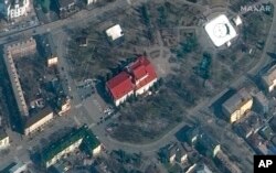 Спутниковый снимок театра с надписью "ДЕТИ" сделанный 14 марта 2022 года