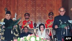 صدر فاروق احمد لغاری اپنے عہدے کا حلف اٹھاتے ہوئے۔ وزیر اعظم بے نظیر بھٹو بھی موجود ہیں۔