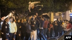 Après la mort de deux supporters en 2016, des groupes d'ultras avaient été dissous, mais leur présence dans les stades avait été de nouveau autorisée en mars 2018.