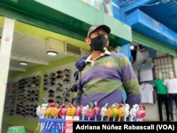 José Cubillán, vendedor de golosinas, de 34 años, aún no ha podido reparar los varios electrodomésticos que se han dañado durante los cortes eléctricos en su hogar. Foto Adriana Núñez Rabascall, VOA.