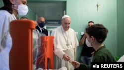 Papa Franja obilazi ukrajinsku decu u dečjoj bolnici u Rimu (Foto: Vatican Media/Handout via REUTERS)