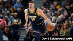 Nikola Jokić u napadu protiv Los Anđeles Klipersa, u Denveru 22. marta 2022. (Foto: AP/David Zalubowski)