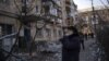  Stanovnica Kijeva gleda u razrušene zgrade u ukrajinskoj prestonici posle ruskih napada (Foto: AP/Rodrigo Abd)