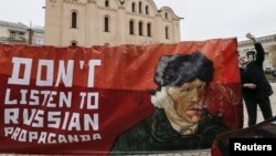 Перед посольством Нідерландів у Києві