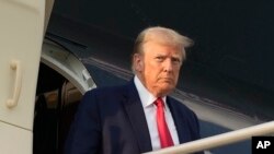 Bivši američki predsednik izlazi iz aviona na aerodromu u Atlanti (Foto: AP/Alex Brandon)