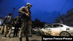 یک جنگجوی سوریه در محل انفجار در یک بازار واقع در شهر الباب آن کشور 