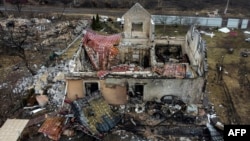 ទិដ្ឋភាព​ដែល​ថត​ពី​លើ​អាកាស​នៅ​ជិត​ទីក្រុង​កៀវ ប្រទេស​អ៊ុយក្រែន កាលពី​ថ្ងៃទី៣០ ខែមីនា ឆ្នាំ២០២២​នេះ បង្ហាញពី​ផ្ទះ​​​ដែល​ត្រូវបាន​បំផ្លាញ​នៅក្នុង​ភូមិ Lukianivka។