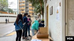 清洁工人职工会向屋村清洁工及保安派发防疫物资 (美国之音/邓凯欣)