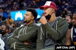 Džamal Mari i Majkl Porter mlađi na klupi Nagetsa (Foto: AP/Jeff Chiu)